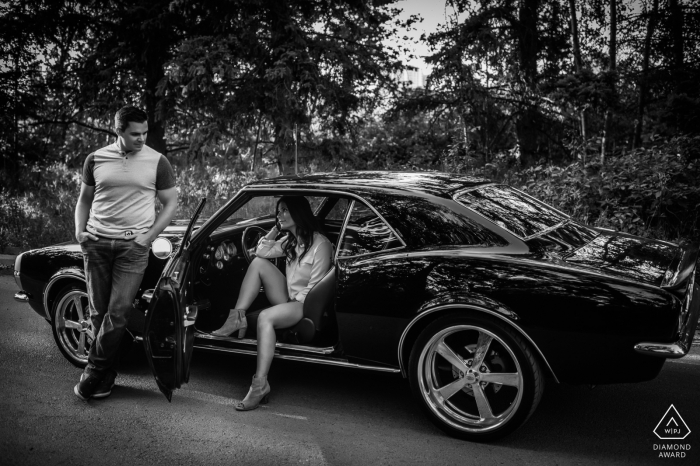 Edmonton, AB, Kanada - Muscle Car Engagement Portraits in Schwarz und Weiß