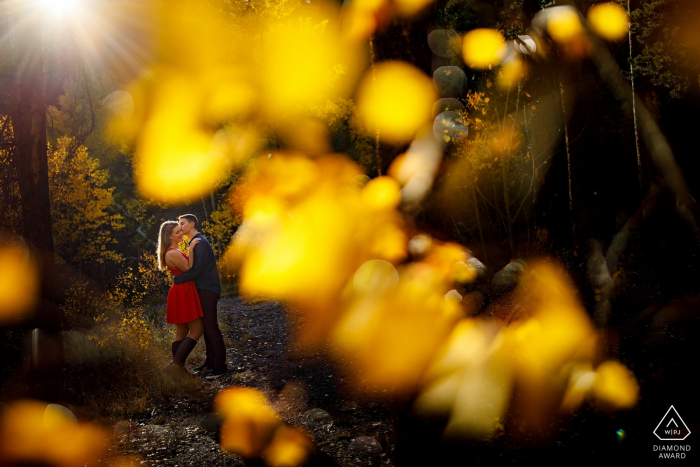 Besos durante sus fotos de compromiso de montaña de otoño cerca de Frisco Colorado