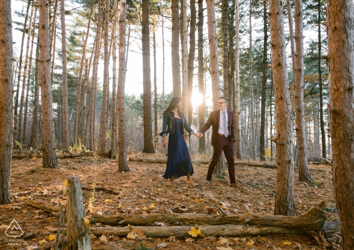 Foto: <a href="https://www.wpja.com/photos/diamond-award-top-wedding-engagement-photographer/2418091"> Jessica Weiser - Portland Maine Portland, Maine Engagement Photography Session im Wald mit niedrigem Sonnenlicht und Bäumen