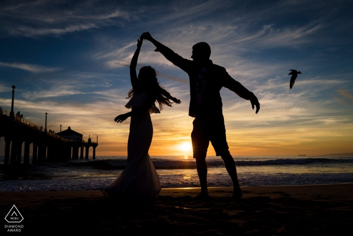 Foto: <a href="https://www.wpja.com/photos/diamond-award-top-wedding-engagement-photographer/2417916"> Leo Do - Gardena, Kalifornien California Manhattan Beach - Lassen Sie uns während unserer Engagement-Portraits am Strand tanzen