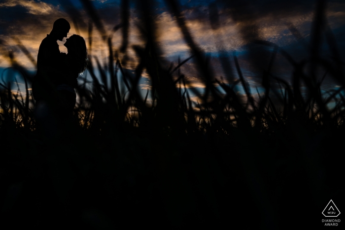 Merian, KS Porträts vor der Hochzeit – Verlobtes Paar bei Sonnenuntergang an dem Ort, an dem sie ihr erstes Zuhause bauen werden