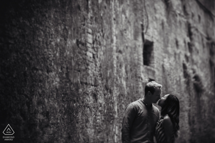 La pareja de novios de Siena está iluminada por la luz de la luna