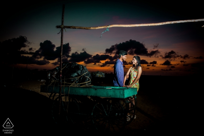 Romance pré-amanhecer - Retrato de barco - Fotógrafo de noivado de Tamil Nadu