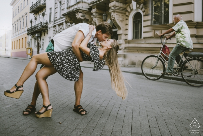 Küssen in der Odessa Deribasovskaya Straße - Engagement Photographie