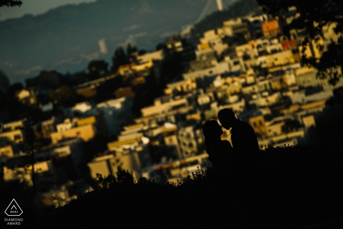 Foto: <a href="https://www.wpja.com/photos/diamond-award-top-wedding-engagement-photographer/2426736"> Raymond Nguyen - Sacramento, Kalifornien Silhouettieren Sie Verpflichtungsporträt dieses San Francisco-Paares, das die Sonnenstadt übersieht