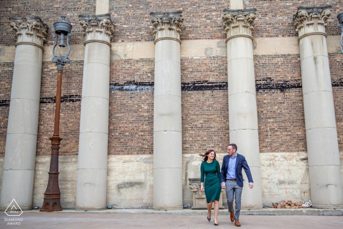 Pareja de Chicago con columnas - Fotos de compromiso de Illinois