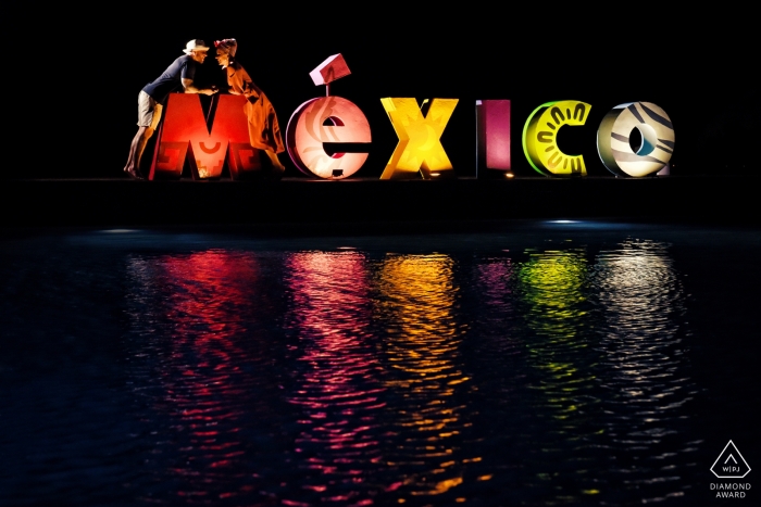 Fotosession vor der Hochzeit mit MEXICO-Schild – Verlobungsfotograf