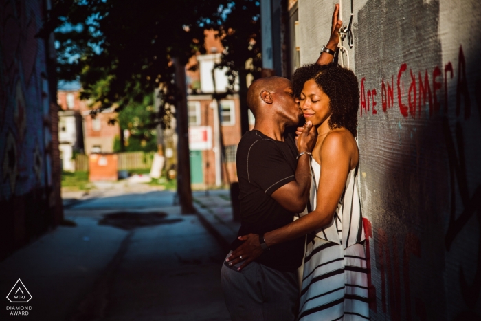 Retrato de noivado de Baltimore nas ruas - foto de noivado de Maryland no sol da tarde