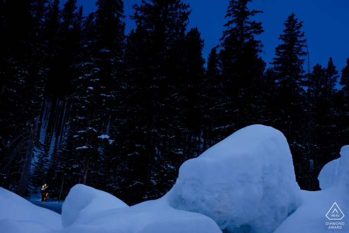 Nella foresta per una foto di fidanzamento invernale appena fuori Breckenridge, CO.