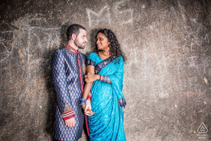 Foto: <a href="https://www.wpja.com/photos/diamond-award-top-wedding-engagement-photographer/2429171"> Sujith Kumar - Chennai Tamil Nadu Romantik an einem vorsiluvianischen Fleck, 7. Felsenkomplex - Mahabalipuram Engagement Portrait