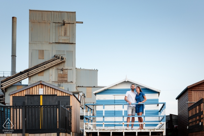 Sessão de noivado industrial Whitstable com um casal, Kent, Reino Unido