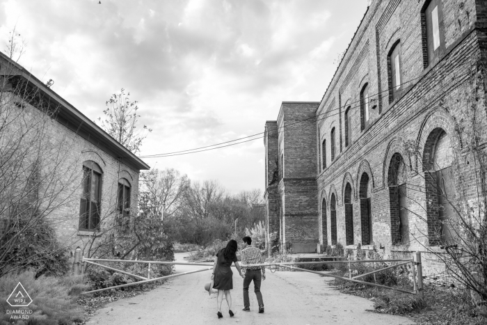 Madison, Wisconsin Engagement Photographie d'un couple tenant par la main et marchant