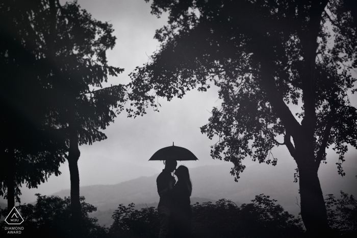 Silhouette-Porträt-Verlobungssitzung - Frosinone-Verlobungs-Foto mit Paaren, Regenschirm, Bäumen und einer Ansicht