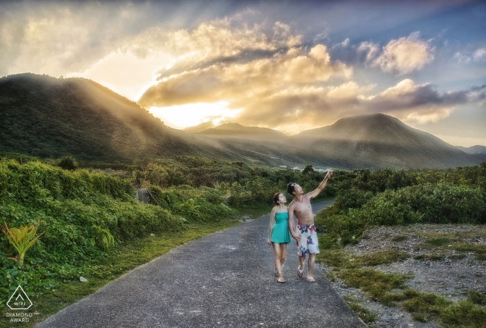 Taiwan Lanyu ingaggia coppia camminando lungo un sentiero prima del tramonto per il loro ritratto pre-matrimonio