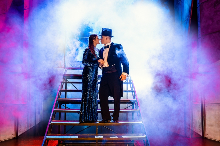 Foto door: <a href="https://www.wpja.com/photos/diamond-award-top-wedding-engagement-photographer/2425896"> Piotr Maksa - Lodz Lodzkie Dit is een ander kader van muziektheater. Ik nam de foto toen de technicus het rooksysteem probeerde voor het spektakel. We gebruikten het moment, ik zette een jong stel op de trap tijdens een verloving vóór de bruiloft.