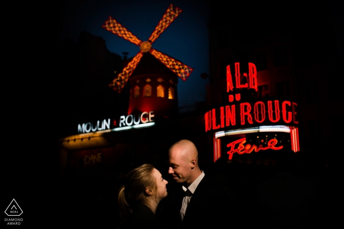 Loveshoot à Paris la nuit avec un couple