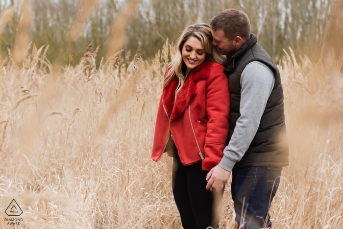 Una giovane coppia innamorata ha i loro ritratti pre-matrimonio creati a Stanwick Lakes, nel Northamptonshire