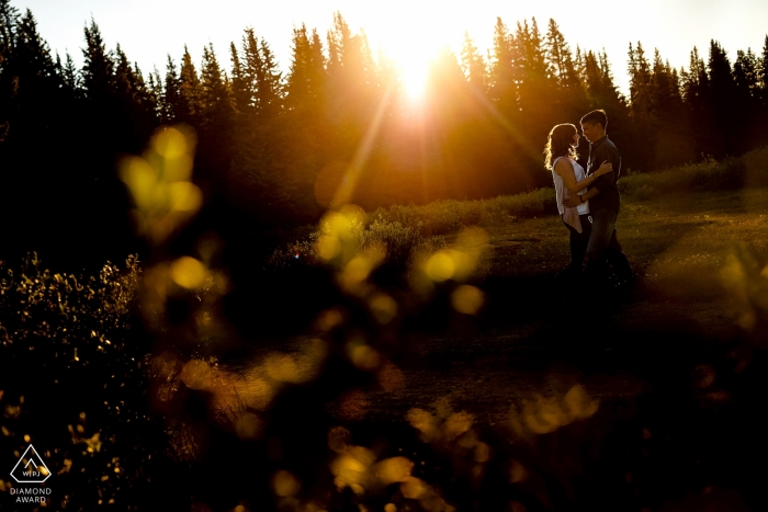 No topo do Shrine Pass para os últimos raios de sol durante a sessão de noivado desse casal em Vail, CO.