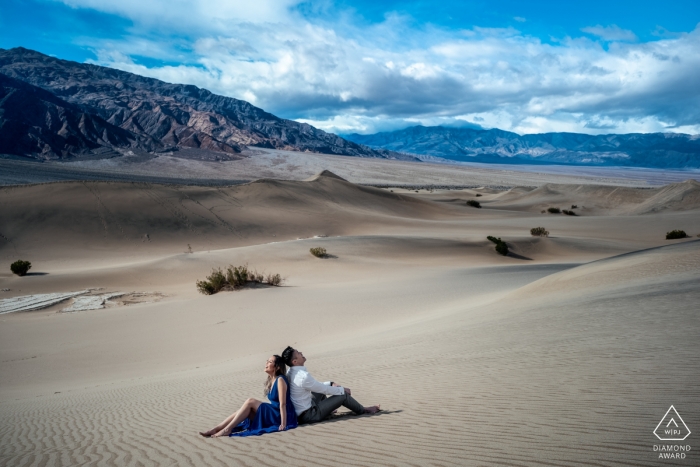 Sesión de compromiso del Valle de la Muerte en la arena caliente del desierto para los retratos previos a la boda