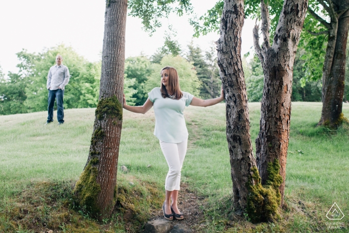 Session de fiançailles à l'ouest de Washington - Beau couple dans les arbres