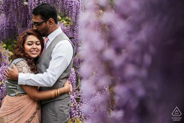 Sesión de retratos de primavera en las flores púrpuras - Fotografía de compromiso de Maryland