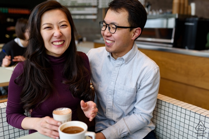 Photo par: <a href="https://www.wpja.com/photos/diamond-award-top-wedding-engagement-photographer/2428321"> Esther Gibbons - Montréal Québec Rire couple de fiancés dans un coffeeshop - Portrait de fiançailles décontractée au Québec