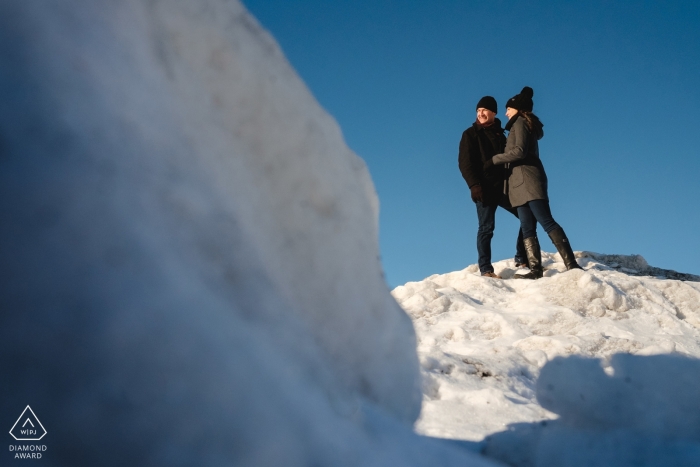 Photo par: <a href="https://www.wpja.com/photos/diamond-award-top-wedding-engagement-photographer/2428326"> Esther Gibbons - Montréal Québec Portrait de fiançailles d'hiver avec montagne de neige - Neige d'hiver dans le Vieux-Montréal