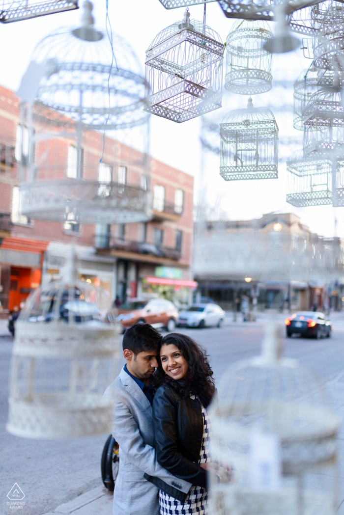 Photo par: <a href="https://www.wpja.com/photos/diamond-award-top-wedding-engagement-photographer/2428331"> Esther Gibbons - Montréal Québec Portrait d'un couple marié entouré de cages à oiseaux suspendus - Portrait d'un couple marié entouré de cages à oiseaux suspendus