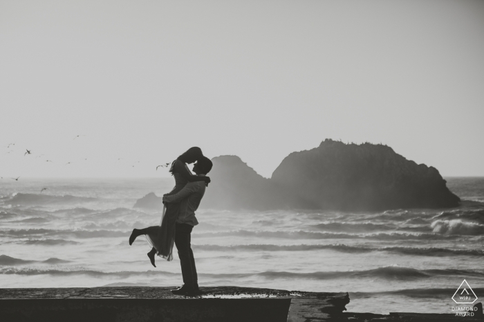 Czarno-biały portret pary na plaży oświetlony od tyłu – fotograf ślubny z San Francisco