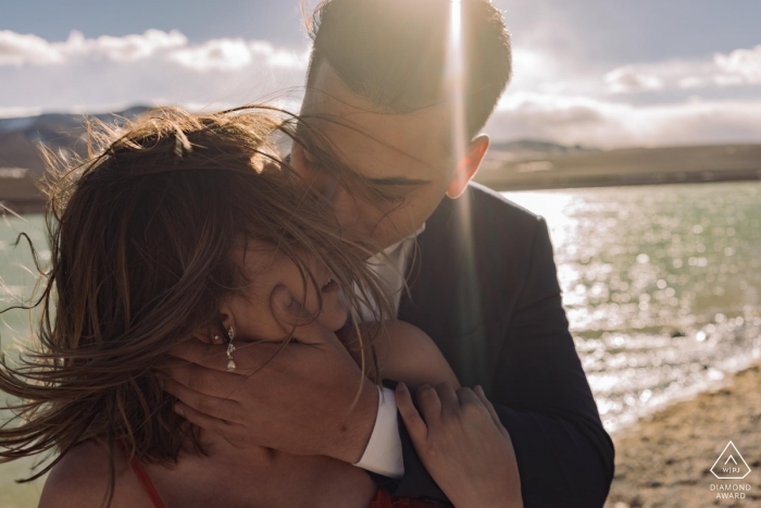 Couple partageant un câlin dans le vent - São Paulo Engagement Photo