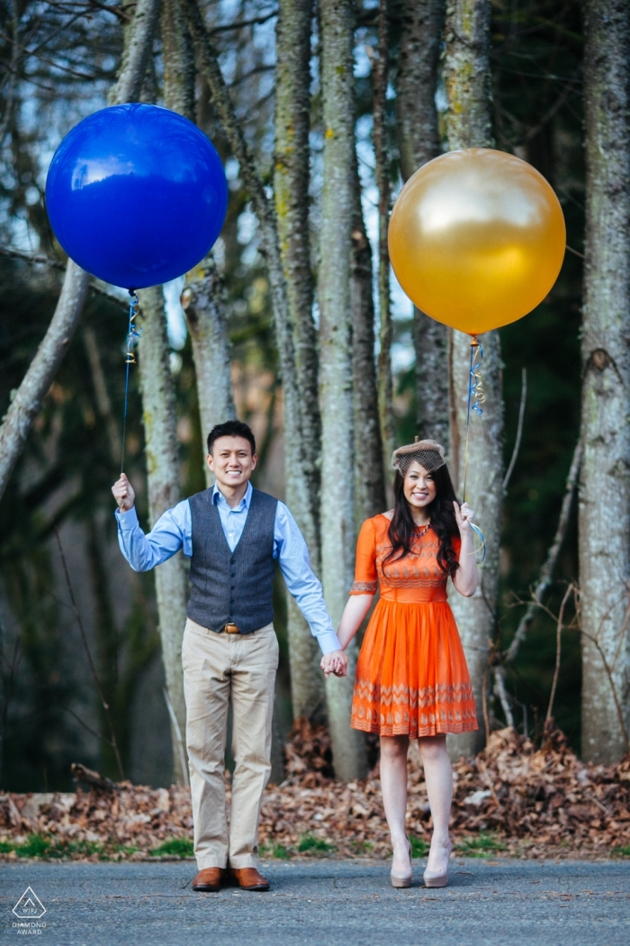 WA Creative Engagement Couple Shoot - coppia felice tenendosi per mano e palloncini