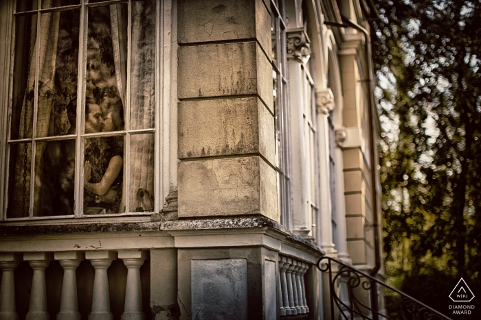 engagement love from Forte dei Marmi - window portraits of this couple