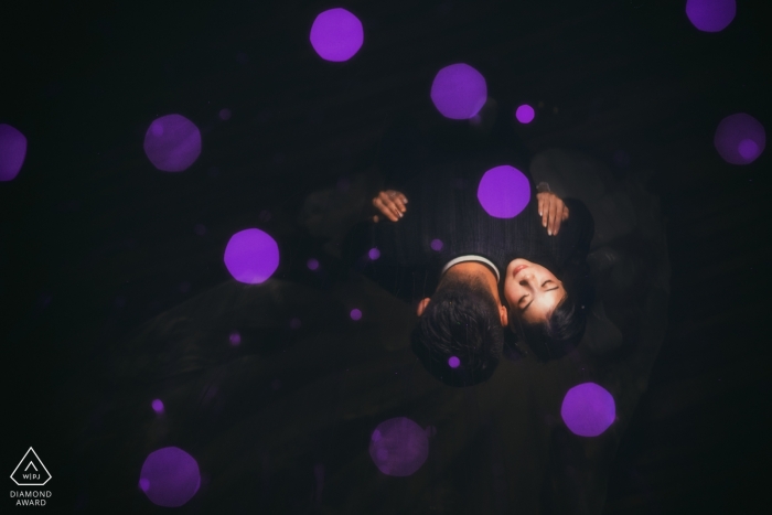 Facula Bokeh Portrait von oben - Purple Dots Engagement Photo