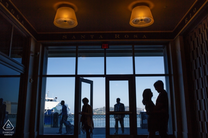 Silhueta dentro Ferry Building - fotógrafo de noivado de CA