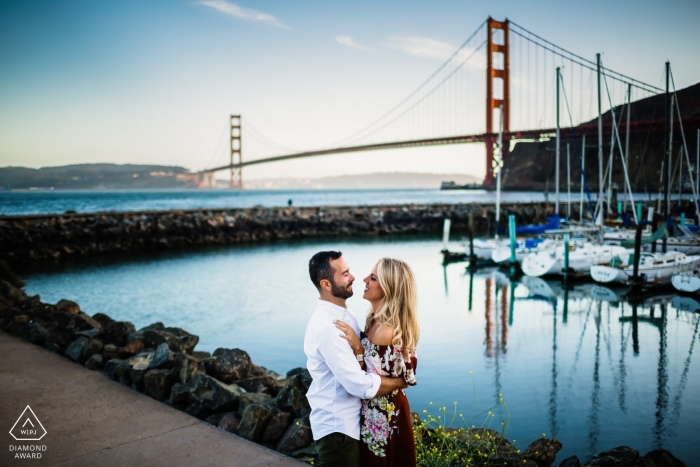 Lindo casal pela ponte golden gate - fotografia de noivado de Califórnia