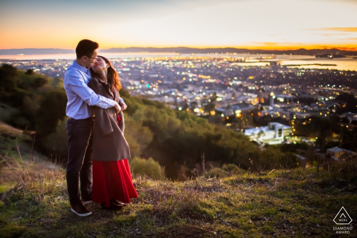 Właśnie rozgrzali rześkie wieczorne powietrze - California Engagement Photos z widokiem na światła miasta