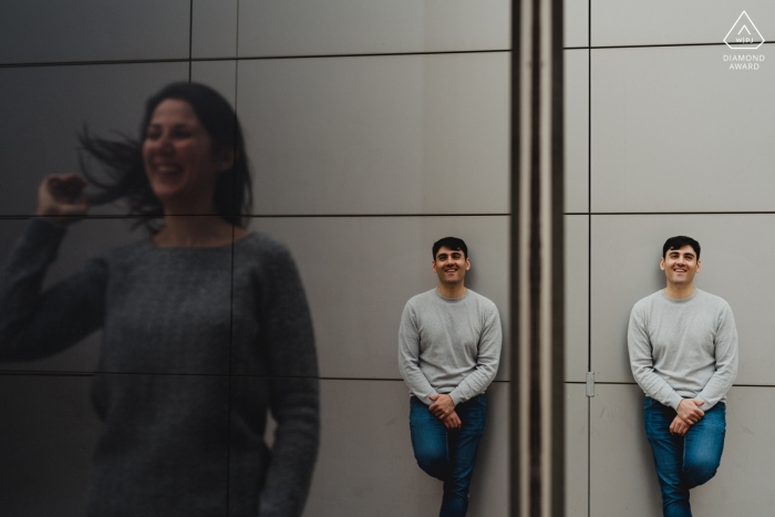 Madrid pre-wedding session with great reflections of a couple using glass