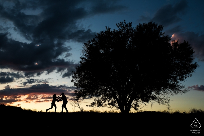 Alternative pre-wedding session at sunset - Laguna de Duero pre-wedding portraits 