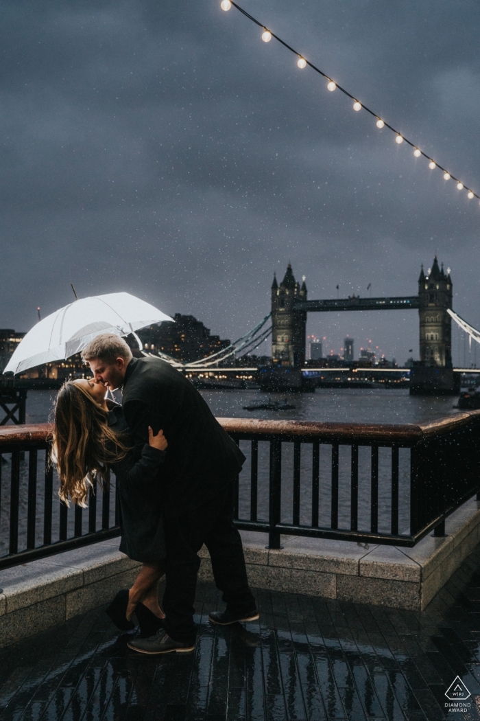 Tower Bridge, Londra Inghilterra | Coppia baciarsi sotto la pioggia vicino al ponte della torre