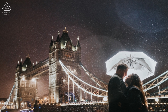 Couple sous la pluie près du Tower Bridge - Séance d'engagement du Tower Bridge à Londres