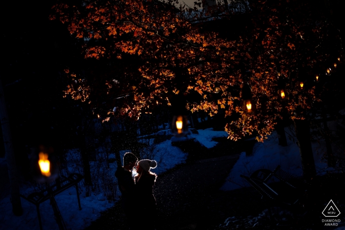 Photo de fiançailles rétro-éclairée de ce couple dans la ville de Vail, dans le Colorado.