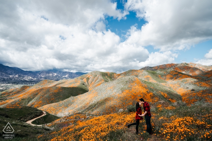 Le baiser «haut» - Photographie de fiançailles en Californie dans les montagnes Le baiser «haut» - Photographie de fiançailles en Californie dans les montagnes