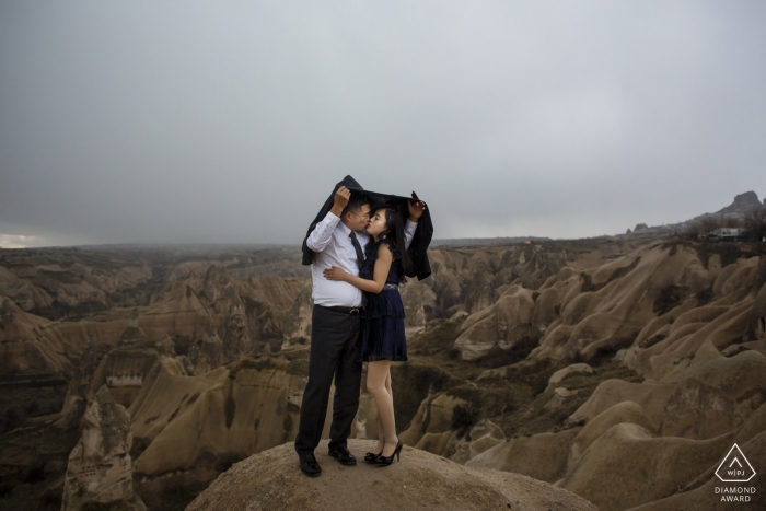 Photo: <a href="https://www.wpja.com/photos/diamond-award-top-wedding-engagement-photographer/2427966"> Ufuk Sarisen - Istanbul photo de fiançailles cappadoce sous la pluie dehors