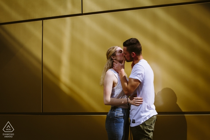 Tournage avant le mariage à Aix-la-Chapelle | un baiser dans l'ombre du soleil de l'après-midi