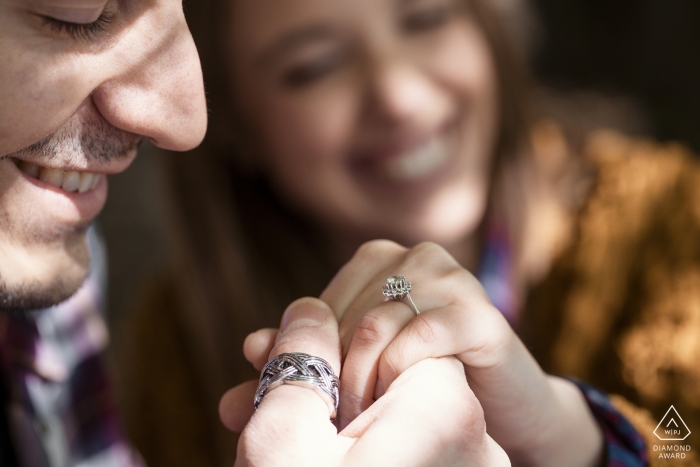 Le Pinete - Viggiù - Varese antes del retrato de boda con anillo de compromiso visible