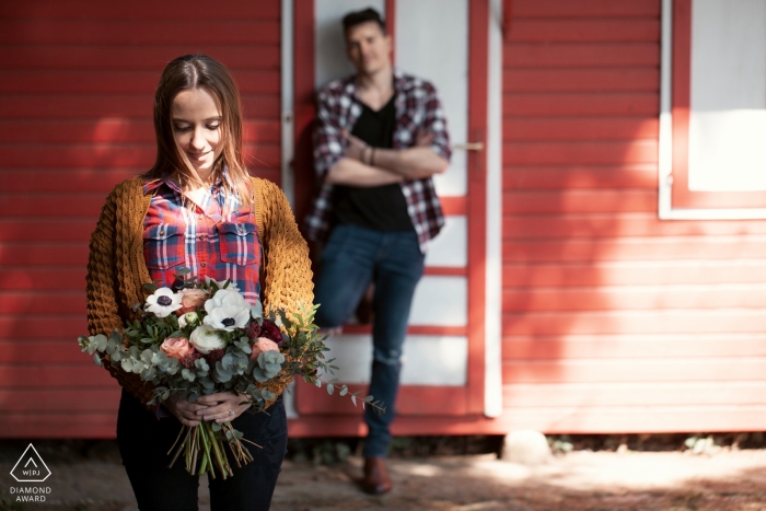 Foto de compromiso italiano antes de la boda | Edificio rojo, flores y sombras.