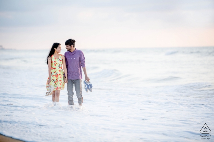 Zdjęcie: <a href="https://www.wpja.com/photos/diamond-award-top-wedding-engagement-photographer/2440581"> Sujith Kumar - Chennai Tamil Nadu Sesja zdjęciowa przed ślubem w Chennai - Wspólne trzymanie się, chodzenie po plaży razem, na zawsze.