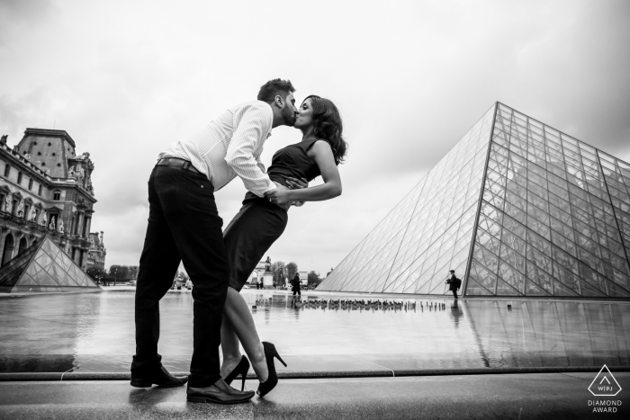 Photo by: <a href="https://www.wpja.com/photos/diamond-award-top-wedding-engagement-photographer/2435166">Simon Cassanas - Paris louvre paris engagement photos | a kiss and a dip | Black and white pre-wedding photography