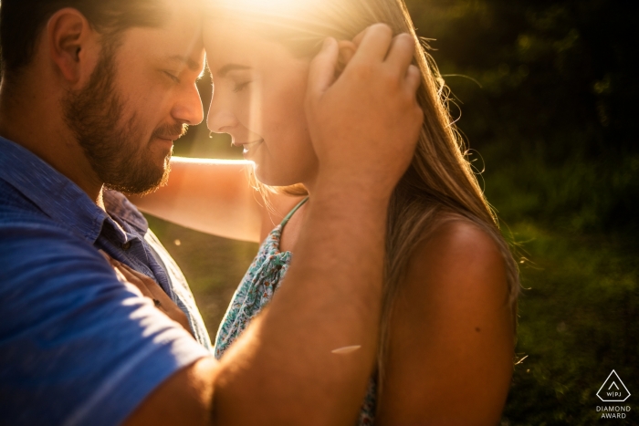 Séance de portrait avant le mariage à Campinas - couple au soleil