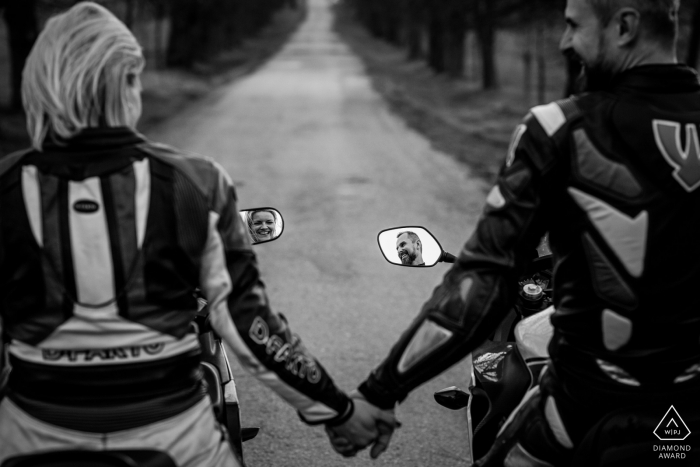 République tchèque Fiançailles à moto | Séance photo | couple s'embrassant avec leurs phares de moto Portraits de pré-mariage à Brno - Séance d'engagement de moto en noir et blanc